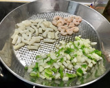 Foto del paso 2 de la receta: Fideua negra de gamba y calamar