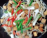 A picture of step 2 of Stir-Fried Tofu with Bean Sprouts.