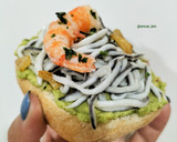 Foto del paso 6 de la receta: Canapé de gulas con aguacate y gamba roja