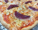 Foto del paso 5 de la receta: Pizza 3 quesos con cebolla y jamón de pato