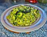 Foto del paso 7 de la receta: Fideos chinos con gambas y salsa de espinacas y coco
