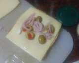 Foto del paso 3 de la receta: Sándwich pizza con jamón cocido, bacon y aceitunas