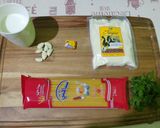 Une image de l'étape 1 de Spaghetti ail Parmesan façon one-pot.