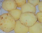 A picture of step 2 of CRISPY POTATO BALLS 😋😋😋.
