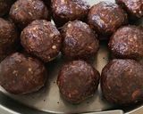 A picture of step 5 of Ragi ladoo.