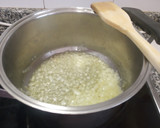 Foto del paso 3 de la receta: Colas de rape con salsa de calabaza y pasas