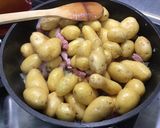 Une image de l'étape 7 de Pommes grenailles au lardons et marinade au vin rouge.
