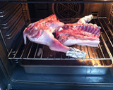 Foto del paso 5 de la receta: Cochinillo navideño al horno
