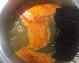 Foto del paso 1 de la receta Spaguettis negros con gulas, gambas y almejas