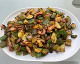 Une image de l'étape 13 de Courgettes et poivrons au lard et épices.