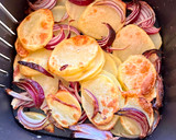 Foto del paso 2 de la receta: Lubinas de ración al horno con patatas panadera