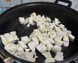 Foto langkah ke 2 dari resep Tahu tumis bunga bawang.