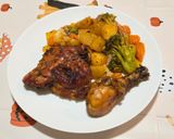 Tepsis csirkecombok zöldségágyon recept fázis 15 fotója