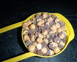 A picture of step 1 of Sattu Ladoo.