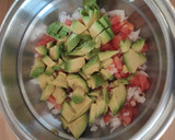 Foto del paso 2 de la receta: Rollitos de salmón ahumado rellenos de guacamole
