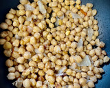 Foto del paso 1 de la receta: Merluza sobre cama de garbanzos en tinta de calamar