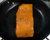 Foto del paso 4 de la receta: Salmón al grill marinado en soja y vino de arroz 🐟
