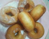 Foto langkah ke 6 dari resep Donat Maizena Awet Empuk.