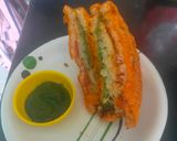 A picture of step 7 of Tiranga bread pakora.