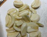 Foto del paso 3 de la receta: Muslos en hierbas y champiñones con fideos al ajo y perejil