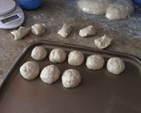 Foto del paso 3 de la receta: Pancitos de pizza saborizados. Cebolla con ajo y queso
