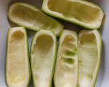 Foto del paso 1 de la receta: Calabacitas rellenas de requesón con aceitunas