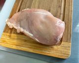 Une image de l'étape 1 de Émincé de poulet mariné au chutney, oignon et poivrons bicolores.