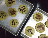 Foto langkah ke 4 dari resep Cookies Greentea toping Coklat.