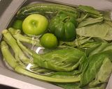 รูปขั้นตอนการทำที่ 1 ของ น้ำผักปั่น Cold pressed สูตร Detox Green Juice จากหนังสือสูตร