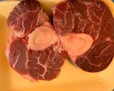 Foto del paso 1 de la receta: Ossobuco en salsa perfumada a la naranja y Malbec