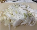 Foto del paso 2 de la receta: Tortilla de patata con queso y cebolla