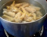 Hình bước làm 4 của món Canh chân gà hạt sen táo đỏ