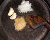 Foto langkah ke 1 dari resep Singkong Goreng Bumbu Ketumbar.