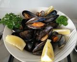 A picture of step 4 of Steamed lemon mussels.