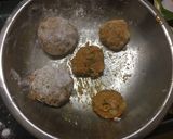 A picture of step 3 of Aloo Muttor Tikki Burger.