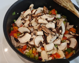 Foto del paso 3 de la receta: Pisto de pavo y champiñones