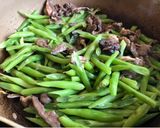 Hình bước làm 2 của món Đậu Co Ve Xào Tim Heo