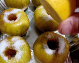 Foto del paso 2 de la receta: Manzanas asadas a la miel de romero y limón