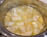 Foto del paso 4 de la receta: Crema de puerros, calabacín, patatas y quesitos