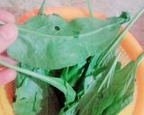 A picture of step 2 of Palak ke pakore.