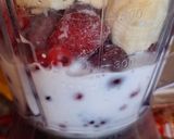 Pas rețetă Smoothie cu banane și fructe de padure 1 fotografie