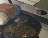 รูปขั้นตอนการทำที่ 3 ของ ผัดผักบุ้งหมูสับไข่เค็ม