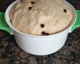 Foto del paso 3 de la receta: Bollitos de leche con pepitas de chocolate