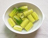 Hình bước làm 2 của món Kim Chi Dưa Chuột Ngâm Nước (오이물김치)