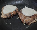 Foto del paso 3 de la receta: Arepa🫓burger🍔de pollo🥯🍗🍍🧀🧄