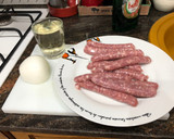 Foto del paso 1 de la receta: Salchichas encebolladas y vino blanco