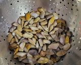 Foto del paso 1 de la receta: Tellinas, con cebolla caramelizada y sake