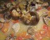 Spaghetti with vongole (clams) and fresh tomatoes recipe step 3 photo
