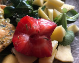 Foto del paso 6 de la receta: Salmón con ensalada de rúcula, canónigos,manzana 🍎 y fresón