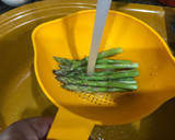 Foto del paso 2 de la receta: Cola de rape a la plancha con brócoli espárragos y tomate Cherry en Lékué